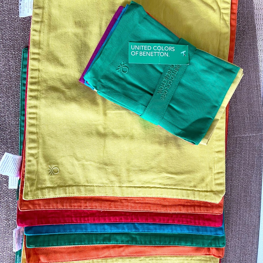 Benetton place may set with napkins.